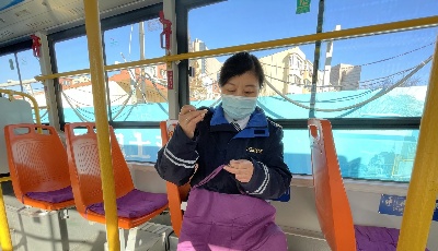 暖人心！402路公交线爱心坐垫全线上线