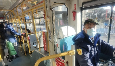 推出敬老温馨服务 青岛温馨巴士626路打造“敬老号”