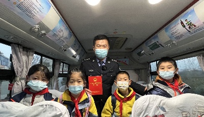 与法同行 守护成长|青岛温馨校车开展青少年法治宣传流动课堂活动