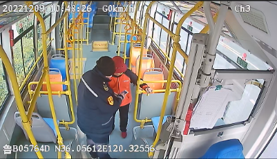 暖心互动！ 送迷路老人回家 他收到了家属赠送的鲜花 