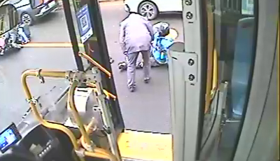 外卖员摔倒 公交驾驶员暖心搀扶