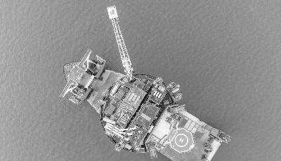 我国建造的最大圆筒型海上油气加工厂从青岛启航