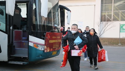 青岛西海岸汽车东站温暖职工返乡路