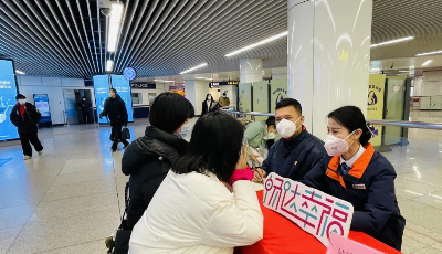 春运路上丨乘地铁 出行路上年味儿浓