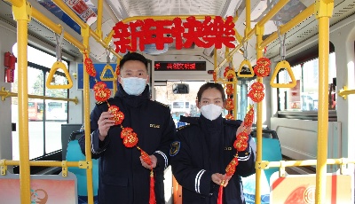 青岛温馨巴士开出新春主题车迎新年