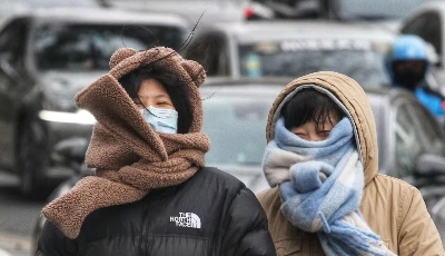 组图 | 9级大风寒潮来势汹汹 市民寒风中步履蹒跚 