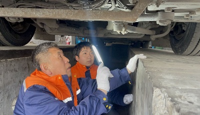 始终在岗保运营 甘做“螺丝钉” 青岛公交车维修工春节假期坚守岗位