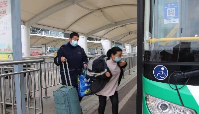 春运正当时  青岛温馨巴士志愿者驻站服务