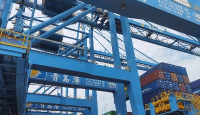 山东港口青岛港完成第300条40万吨级大矿船装卸