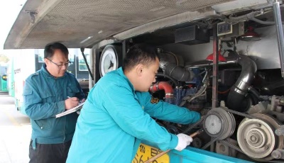 公交客流量回暖 青岛温馨巴士车辆“体检”保障出行安全 