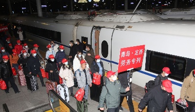 531名定西劳务人员搭乘2023年全国首列东西部劳务协作专列抵青