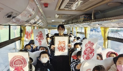 青岛市黄岛温馨校车开展车厢主题活动