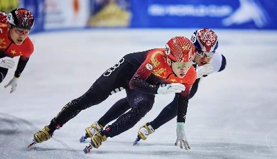 青島選手李文龍率隊出戰，中國隊短道速滑世界杯5000米接力奪金