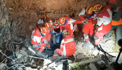青岛红十字搜救队在土耳其阿克苏马“二次探寻”生命迹象