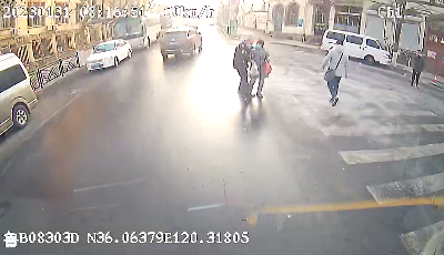 七旬老人街头摔倒  青岛公交驾驶员暖心搀扶