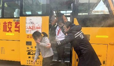 交运黄岛温馨校车举行消防演练 