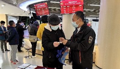 青岛劳动保障普法宣传走进招聘会