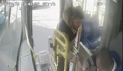 厢式货车路边自燃  公交员工见义勇为冲上前