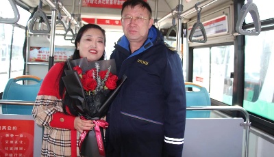 青岛温馨巴士驾驶员为妻子准备惊喜 情人节公交人表达着别样的浪漫