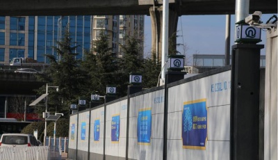 “绿色”地铁！太阳能顶灯“驻扎”5号线施工围挡 