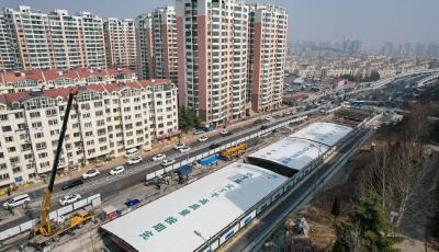 青岛辽阳路快速路工程上新移动式“天幕”  ​