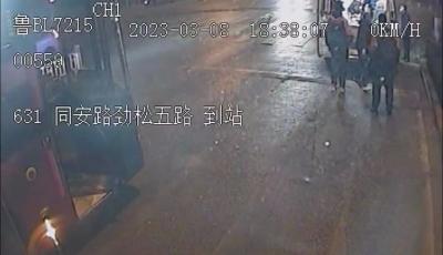 学生在公交车内晕倒  温馨巴士暖心驾驶员全程守护