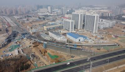 青岛跨海大桥高架路二期“凌空而起”