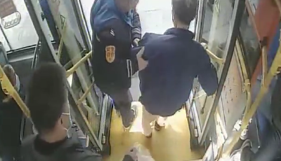 “搀一把”车厢特色服务让岛城的春天更温暖