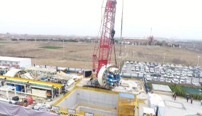 重达680吨！青岛地铁三期线路首台盾构机吊装下井