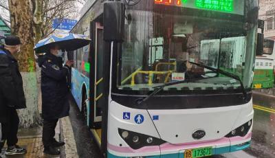 骤雨来袭  青岛温馨巴士应对恶劣天气保障市民出行