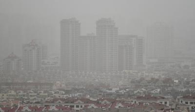 现场丨沙尘蔽日，扬沙+大风+降温袭青岛