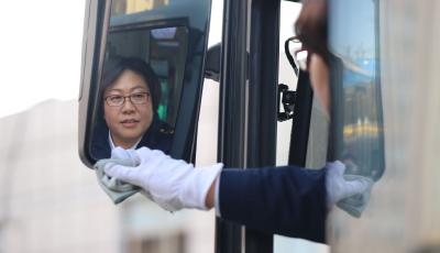 把工作当乐趣 把乘客当考官 这位“75后”女驾驶员不简单 