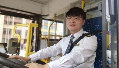 “95后”驾驶员用车厢运载美好 服务细节传真情打动多位乘客 