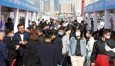 现场 | 扎堆“抢”生源