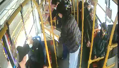 公交车上有了海鲜便民箱 供市民采买鲅鱼