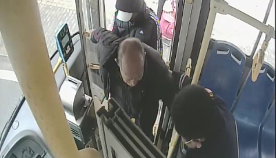 岛城暖心事 八旬老人上车难 驾乘共献爱心