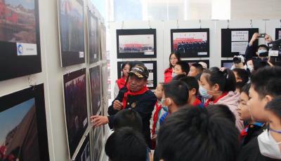 青岛市军休活动中心举办中国首次赴南极护航科考图片展暨国防教育宣讲活动