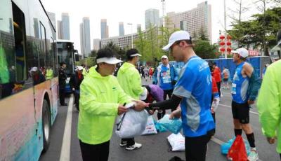 让最美青春在赛道绽放  岛城青年志愿者热情服务海尔·2023青岛马拉松  ​