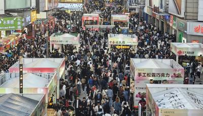 “人从众" 模式开启    你多久没有见过这样的场景了