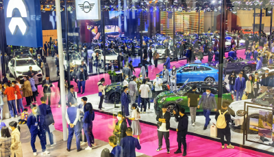 香车美女来袭 青岛国际车展现视觉盛宴