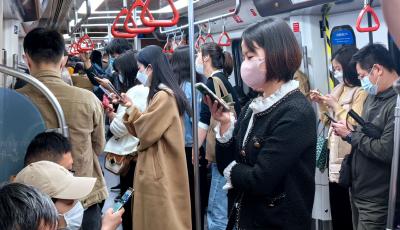 咫尺天涯    聚焦城市“低头族”