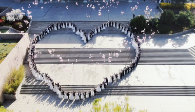 海大99对新人校友回母校举行集体婚礼