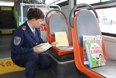 世界读书日 青岛城阳巴士打造“移动书吧”