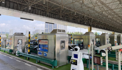 最萌“收费员”！山东省首款“人形智能车道收费机器人”亮相青岛东收费站