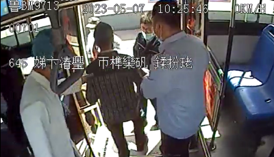 乘客神志不清  青岛温馨巴士驾驶员暖心救助