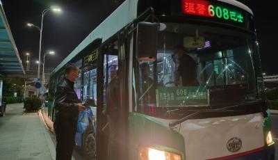 赏夜景逛夜市 青岛温馨巴士部分线路延时候客