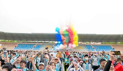 “发现·青岛”城市定向赛开跑