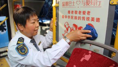 母亲节：青岛温馨巴士女驾驶员坚守岗位展芳华  撑起半边天守护乘客平安出行