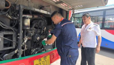 为学生提供温馨乘车服务  青岛温馨巴士为中考护航