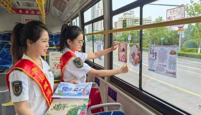 打造主题车厢、送粽子插艾草、编织五彩绳……. 端午节青岛温馨巴士志愿者忙不停